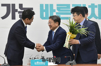 [포토] 강기정 정무수성 맞이 하는 오신환 원내대표