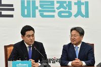 [포토] 환담 나누는 오신환-강기정