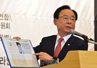 [포토] 우리법연구회 관련 자료 들어보이는 이주영 부의장