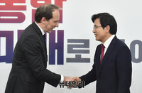 [포토] 황교안 대표 만난 파비앙 페논 주한 프랑스대사