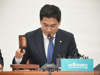 [포토] 의사봉 두드리는 오신환 원내대표