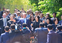 [포토] 노무현 10주기 추도식 입장하는 '조지 부시-권양숙-김정숙'