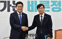 [포토] 오신환 바른미래당 원내대표 찾은 김상조 공정거래위원장