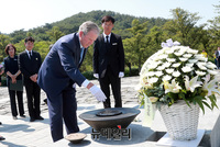 [포토] 노무현 묘역 헌화하는 조지 부시