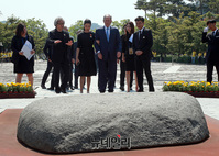 [포토] 노 전 대통령 묘역 찾은 부시 전 미국 대통령