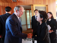 [포토] 인사 나누는 부시 전 미국 대통령과 권양숙 여사