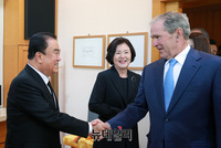 [포토] 조지 W 부시 전 미국 대통령과 악수 나누는 문희상 국회의장
