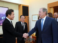 [포토] 악수 나누는 부시 전 대통령과 이낙연 국무총리
