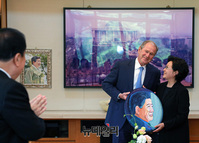 [포토] 직접 그린 노무현 전 대통령 초상화 전달하는 조지 부시