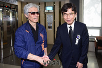 [포토] 조문객 배웅하는 유시민 노무현재단 이사장