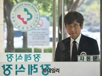 [포토] 장례식장 입장하는 유시민 노무현재단 이사장