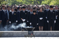 [포토] 노무현 서거10주기, 헌화하는 '권양숙-노건호'