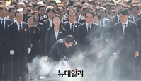 [포토] 노무현 추도식서 분향하는 정치권 인사