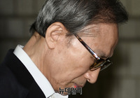 [포토] 고개 숙인채 법원 출석하는 MB