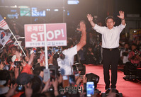 [포토] 지지자들 향해 인사하는 황교안 대표