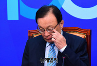 [포토] 얼굴 만지는 이해찬 민주당 대표