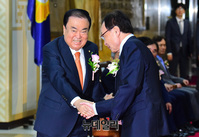 [포토] 악수 나누는 문희상-이해찬