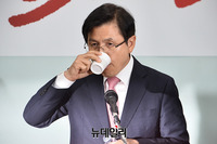 [포토] 물 마시는 황교안 대표