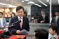 [포토] 민생투어 기자회견 입장하는 황교안 한국당 대표