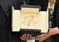 [포토] 황금종려상 들고 귀국한 '봉준호-송강호'