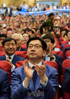 [포토] 동남권 관문공항 대국민 보고회, 박수치는 김경수 경남지사