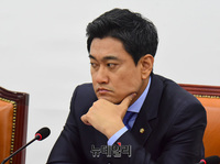 [포토] 생각하는 오신환 바른미래당 원내대표