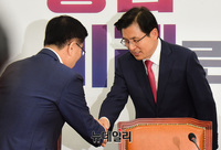 [포토] 악수 나누는 황교안 자유한국당 대표