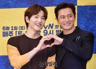 [포토] 아스달 연대기 '장동건-송중기' 함께 만든 하트