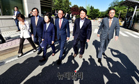 [포토] 국가정보원으로 향하는 자유한국당 의원들