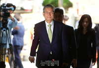 [포토] 첫 공판 출석하는 고영한 전 대법관