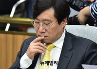 [포토] 얼굴 만지는 양정철 민주연구원장