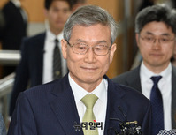 [포토] 법정 들어서는 고영한 전 대법관