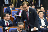 [포토] 의원총회 입장하는 강효상 자유한국당 의원