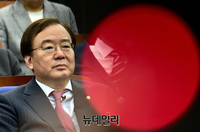 [포토] 한국당 의원총회 참석한 강효상 의원