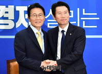 [포토] 밝게 웃는 이인영-윤소하