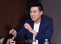 [포토] 주연배우 소개하는 김선근 아나운서