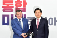 [포토] 안드레이 쿨릭 주한 러시아 대사 만난 황교안 대표