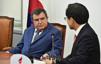 [포토] 환담 나누는 황교안 대표와 주한 러시아 대사