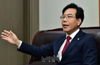 [포토] 인터뷰 갖는 송언석 자유한국당 의원