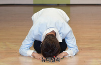 [포토] 데뷔 쇼케이스서 큰절 올리는 지진석