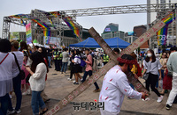 [포토] 십자가 지고 서울퀴어축제 주변 도는 예수