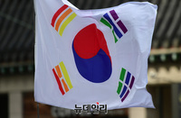 [포토] 퀴어퍼레이드에 등장한 '무지개 태극기'