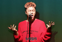 [포토] 무대서 빛나는 싱어송라이터 준, 타이틀 '오늘밤은,' 무대