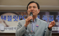 [포토] 태블릿PC 특검추진, 격려사하는 김진태 의원