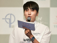 [포토] 틴탑 소개하는 개그맨 류근지