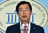 [포토] 국회 정상화 관련 현안 브리핑 하는 이만희 대변인