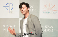 [포토] 손인사하는 틴탑 창조