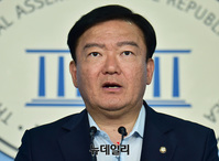 [포토] 현안 논평하는 민경욱 대변인