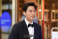 [포토] 면도기 들고 등장한 정우성