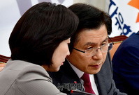 [포토] 대화 나누는 황교안-나경원